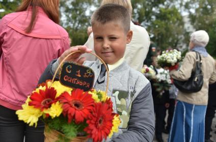 Новосибирск.   Первоклассник на торжественной линейке, посвященной Дню знаний.