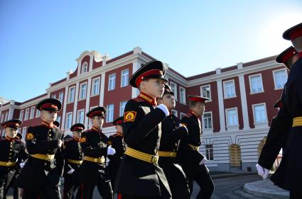 Тула.  Суворовцы на торжественном параде, посвященном Дню знаний, во вновь открывшемся суворовском училище.