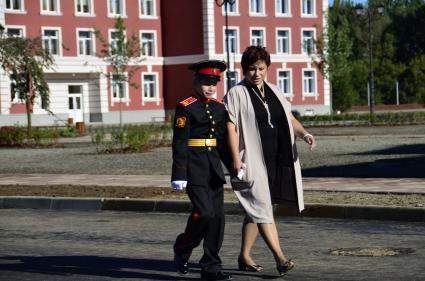 Тула.  Суворовец перед торжественной линейкой, посвященной Дню знаний, во вновь открывшемся суворовском училище.