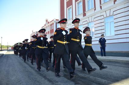 Тула.  Суворовцы на торжественном параде, посвященном Дню знаний, во вновь открывшемся суворовском училище.