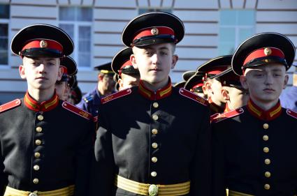 Тула. Суворовцы на торжественнй линейке, посвященной Дню знаний, во вновь открывшемся суворовском училище.