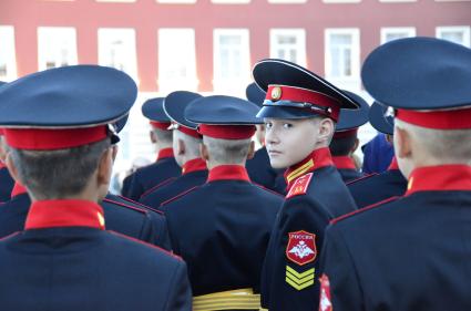 Тула.  Суворовцы на торжественной линейке, посвященной Дню знаний, во вновь открывшемся суворовском училище.