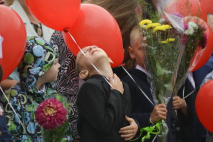 Ставрополь. Первоклассники на торжественной линейке, посвященной Дню знаний.