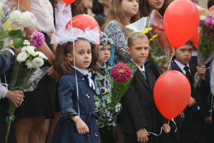 Ставрополь. Первоклассники на торжественной линейке, посвященной Дню знаний.