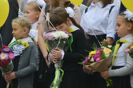 Ставрополь. Первоклассницы на торжественной линейке, посвященной Дню знаний.