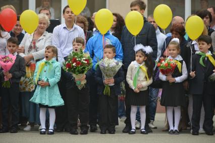 Ставрополь. Первоклассники на торжественной линейке, посвященной Дню знаний.