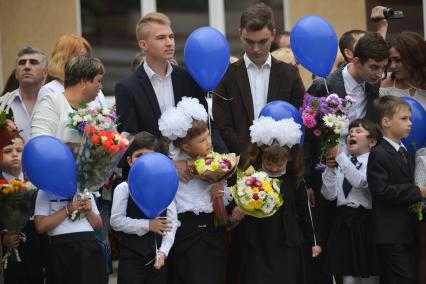 Ставрополь. Первоклассники на торжественной линейке, посвященной Дню знаний.