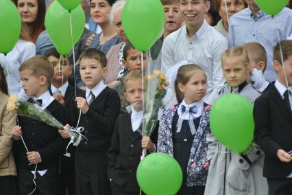 Ставрополь. Первоклассники на торжественной линейке, посвященной Дню знаний.