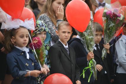 Ставрополь. Первоклассники на торжественной линейке, посвященной Дню знаний.