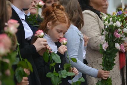 Ставрополь.  Ученицы на торжественной линейке, посвященной Дню знаний.