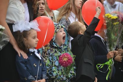 Ставрополь. Первоклассники на торжественной линейке, посвященной Дню знаний.