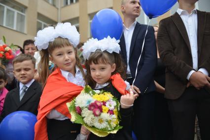 Ставрополь. Первоклассники на торжественной линейке, посвященной Дню знаний.