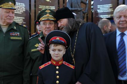 Москва. Первый замминистра обороны РФ Руслан Цаликов (второй слева) и путешественник  Федор Конюхов поздравили  воспитанников столичного Суворовского училища с Днем знаний.