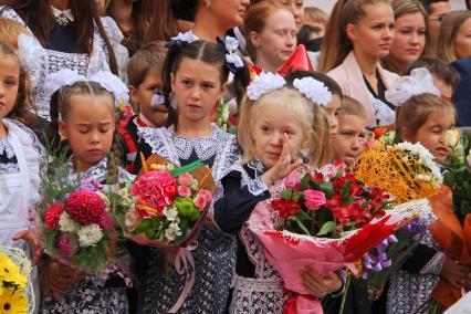 Уфа. Первоклассники на торжественной линейке, посвященной Дню знаний.