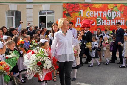 Уфа. Первоклассники на торжественной линейке, посвященной Дню знаний.