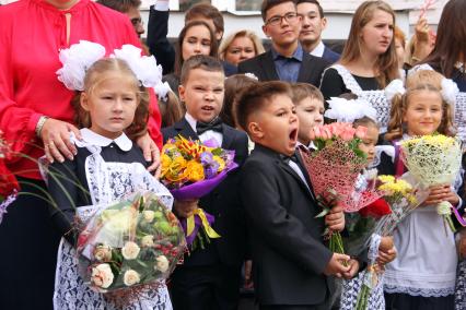 Уфа. Первоклассники на торжественной линейке, посвященной Дню знаний.