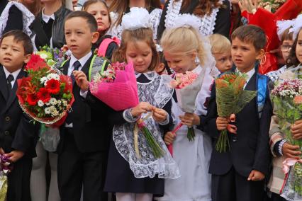 Уфа. Первоклассники на торжественной линейке, посвященной Дню знаний.