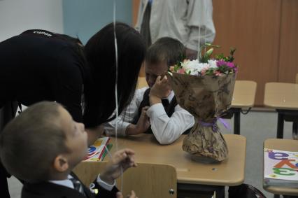 Москва. Первоклассники в учебном классе после торжественной линейки, посвященной Дню знаний в школе - новостройке  #9  на  улице Новаторов.