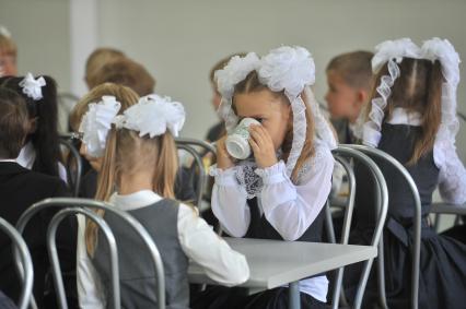 Москва. Первоклассники в школьной столовой после торжественной линейки, посвященной Дню знаний в школе - новостройке  #9  на  улице Новаторов.