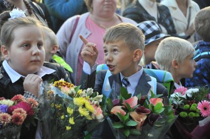 Москва. Первоклассники  на  торжественной линейке, посвященной Дню знаний.