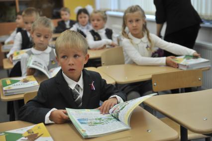 Москва. Первоклассники в учебном классе после торжественной линейки, посвященной Дню знаний в школе - новостройке  #9  на  улице Новаторов.