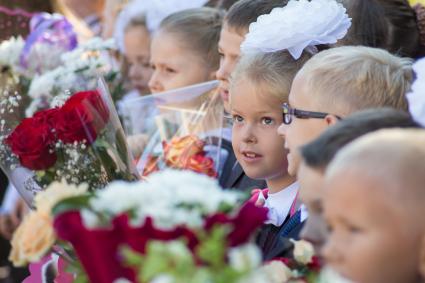 Челябинск.  Первоклассники на торжественной линейке, посвященной Дню знаний.