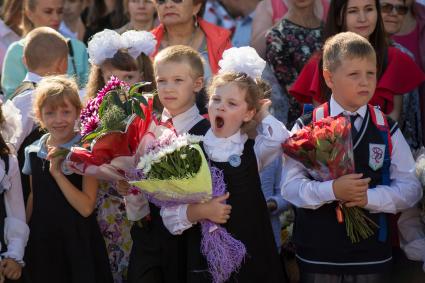 Челябинск.  Первоклассники на торжественной линейке, посвященной Дню знаний.