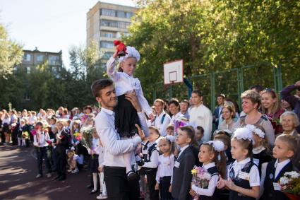 Челябинск.    Первый звонок на торжественной линейке, посвященной Дню знаний.