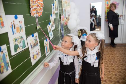 Челябинск.  Первоклассницы в учебном классе после торжественной линейки, посвященной Дню знаний, в одной из школ города.