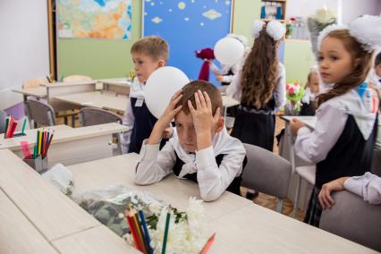Челябинск.  Ученики в учебном классе после торжественной линейки, посвященной Дню знаний, в одной из школ города.