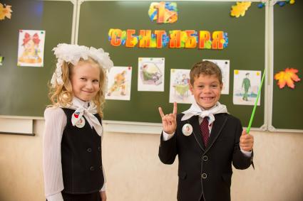 Челябинск.  Первоклассники в учебном классе после торжественной линейки, посвященной Дню знаний, в одной из школ города.
