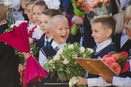 Челябинск.  Первоклассники на торжественной линейке, посвященной Дню знаний.