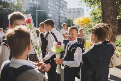 Челябинск.  Первоклассники на торжественной линейке, посвященной Дню знаний.