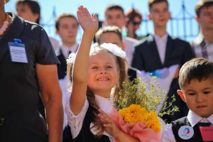 Челябинск.  Первоклассники на торжественной линейке, посвященной Дню знаний.