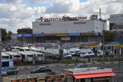 Москва. Вид на ТК `Автомобили` (авторынок на Кожуховской).