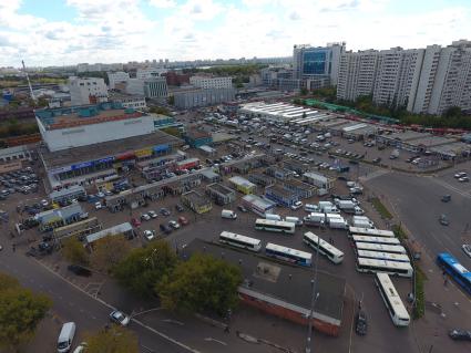 Москва.  Вид на ТК `Автомобили` (авторынок на Кожуховской).