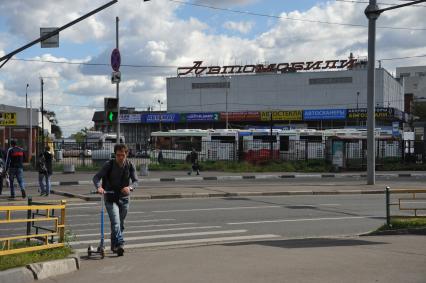 Москва. Вид на ТК `Автомобили` (авторынок на Кожуховской).