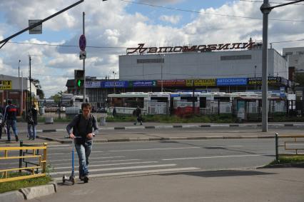 Москва.  Вид на ТК `Автомобили` (авторынок на Кожуховской).