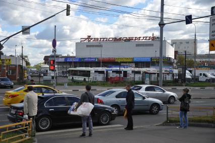 Москва.  Вид на ТК `Автомобили` (авторынок на Кожуховской).