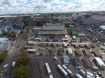 Москва.  Вид на ТК `Автомобили` (авторынок на Кожуховской).