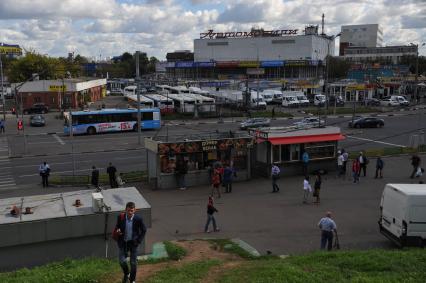 Москва.  Вид на ТК `Автомобили` (авторынок на Кожуховской).