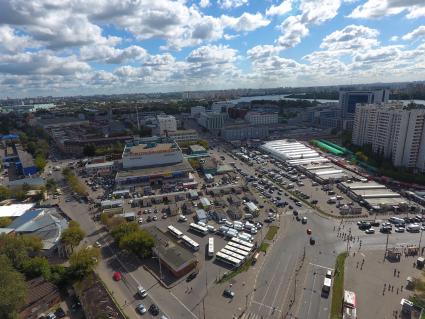 Москва.  Вид на ТК `Автомобили` (авторынок на Кожуховской).