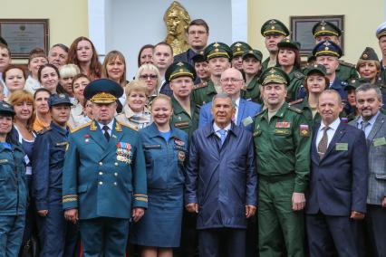 Казань.  Директор Центра экстренной психологической помощи МЧС  России Юлия Шойгу  и президент Республики Татарстан  Рустам Миниханов  ( в центре) на торжественном построении, посвященном Дню знаний, в суворовском училище.