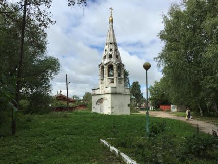 Тверская область, Бежецк.  Колокольня Введенского монастыря ХVI века.