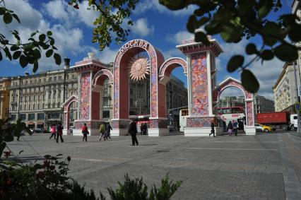 Москва. Праздничное оформление на Манежной площади в честь Дня города.