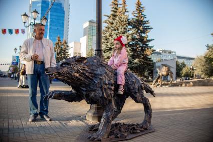 Челябинск. Посетители на Всероссийском чемпионате по художественной ковке, проходящем в рамках IV Фестиваля кузнечного искусства `Во славу металла`.