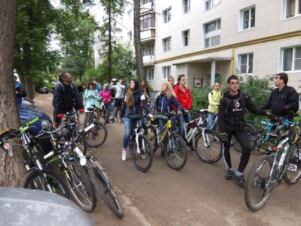 Московская область,Дмитров.  Группа велотуристов.