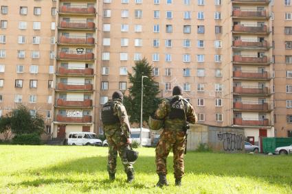 Санкт-Петербург. Бойцы СОБРа у дома на Ленинском проспекте, где проходит спецоперация ФСБ по задержанию участников незаконных вооруженных формирований (НВФ) с Северного Кавказа.