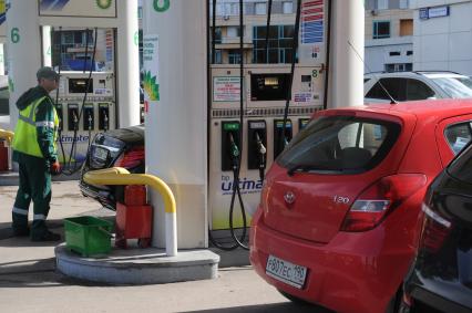 Москва. Бензоколонка на автозаправочной станции BP Connect.