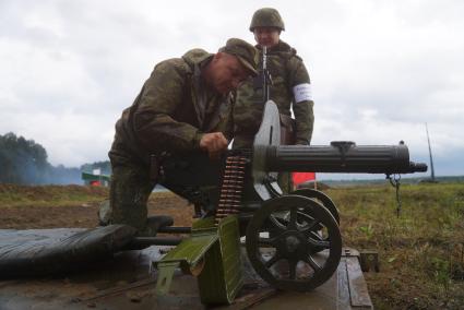 Екатеринбург. Военнослужащий заряжает пулемет \'Максим\' на стрельбище полигона. Выставка вооружения в рамках международной военно-технической выставке \'Армия-2016\'